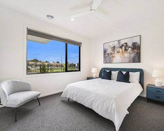 Burwood Brickworks Villa •Walk to Shops & Park - 버우드 이스트 - 침실