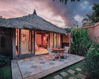 kaMAYA Resort and Villas - דנפסאר - פטיו