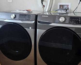 Charming 2-bedroom house with AC, WiFi in terrific Queens - Queens - Laundry facility