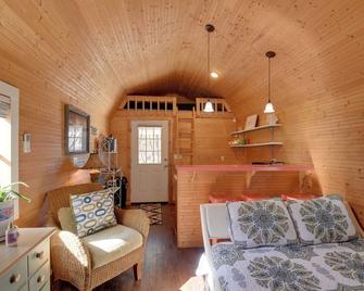 Cozy Calabash Studio about 4 Mi to Sunset Beach! - Calabash - Living room