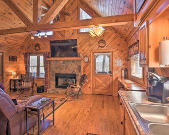 Helen Cabin w/ Deck & Hot Tub 1/2 Mi to Main St - Helen