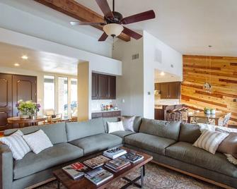 Lakeway Waterfront, Lake Travis, Private Dock & Hot Tub - Lakeway - Living room