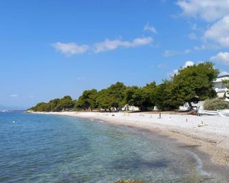 Kinetious Nisous Stylish Apt, Pool, near the Beach - Kineta - Playa