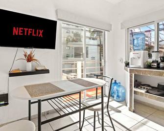 Golden Zone 1BR - Only 99 Steps to Beach! - Bucerías - Comedor