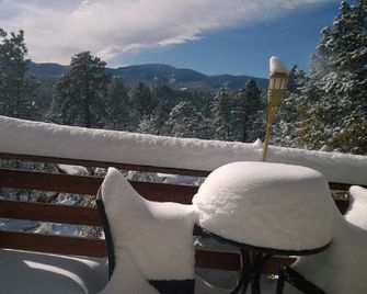 Breathtaking Mountaintop Views, private steambath, 2 decks, 3 mi.es from town. - Evergreen - Balcón