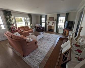 4-bedroom farmhouse completely renovated just min outside historic Edenton - Edenton - Living room