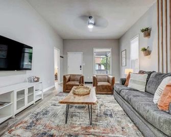 Pikes Peak Pool Hall - Near Top Spots Bbq Fire Pit - Colorado Springs - Living room