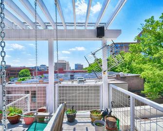 Luxury Loft And Rooftop Noma Square, Sleeps 8-10 - Greenville - Balcony