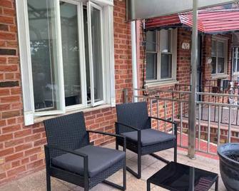Charming 1-bedroom house in beautiful Brooklyn with AC - Brooklyn - Balcón