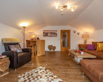 Gaestehaus Huber Fewo Silvia - Krün - Living room