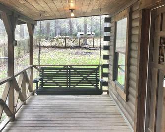 Cozy Country Home 3BR 3BA, 3200 sq. ft. will make your stay truly unforgettable! - Lufkin - Balkon