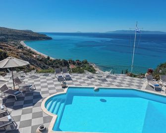 Garbis Villas & Apartments - Lourdata - Kolam