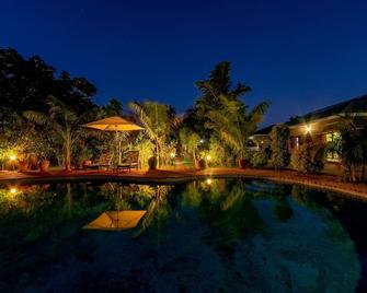 زيمباهوي جيست لودج - شلالات فيكتوريا - حوض السباحة