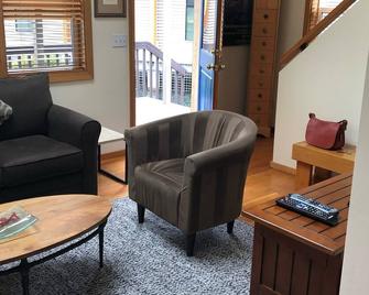 Private Waterfront Cabin on Lake Washington - Renton - Living room