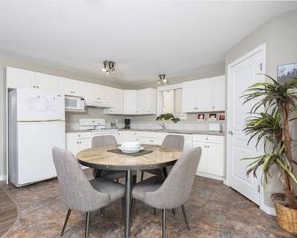Paradise Canyon Golf Resort Signature Luxury Villa 382 - Lethbridge