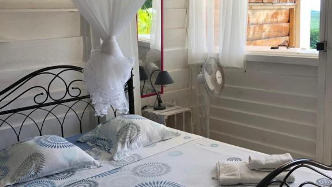 La Colline Bed And Table