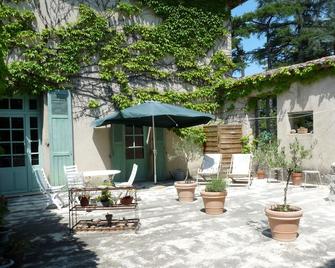 Gite in old house in vineyard. - Banne - Patio