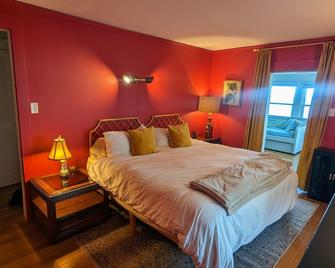 Scenic Waterfront Lake Michigan Escape - Racine - Bedroom