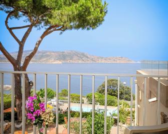 Le Saint Erasme, Hotel Eco Friendly - קאלבי - מרפסת