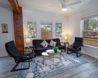 Charming 4br/2ba Only 5 Mins Downtown & Riverwalk - San Antonio - Sala de estar