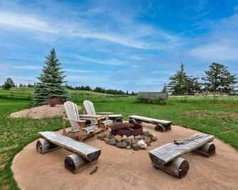 Ranchland Private Suite on 80 acre ranch, 15 min from Kamloops! - Kamloops - Patio