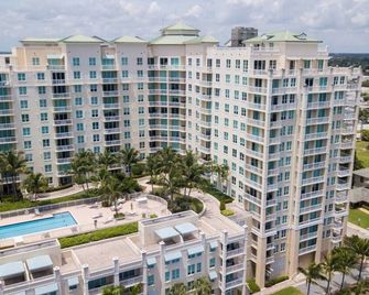 Stylish 1BR Condo Rooftop Pool Close to Beach - Boynton Beach - Building
