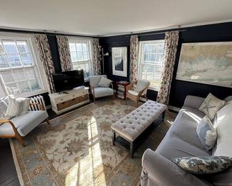 Charming Historic House in Downtown Mystic - Mystic - Living room