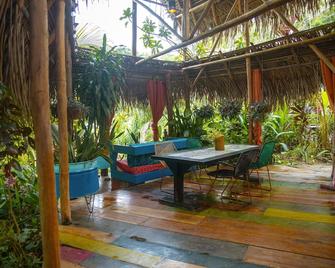 Cozy tropical / industrial quonset located in a secondary tropical forest. - Playa Hermosa - Patio