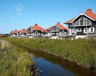 5 Person Holiday Home on a Holiday Park in Bogense - Bogense - Gebouw