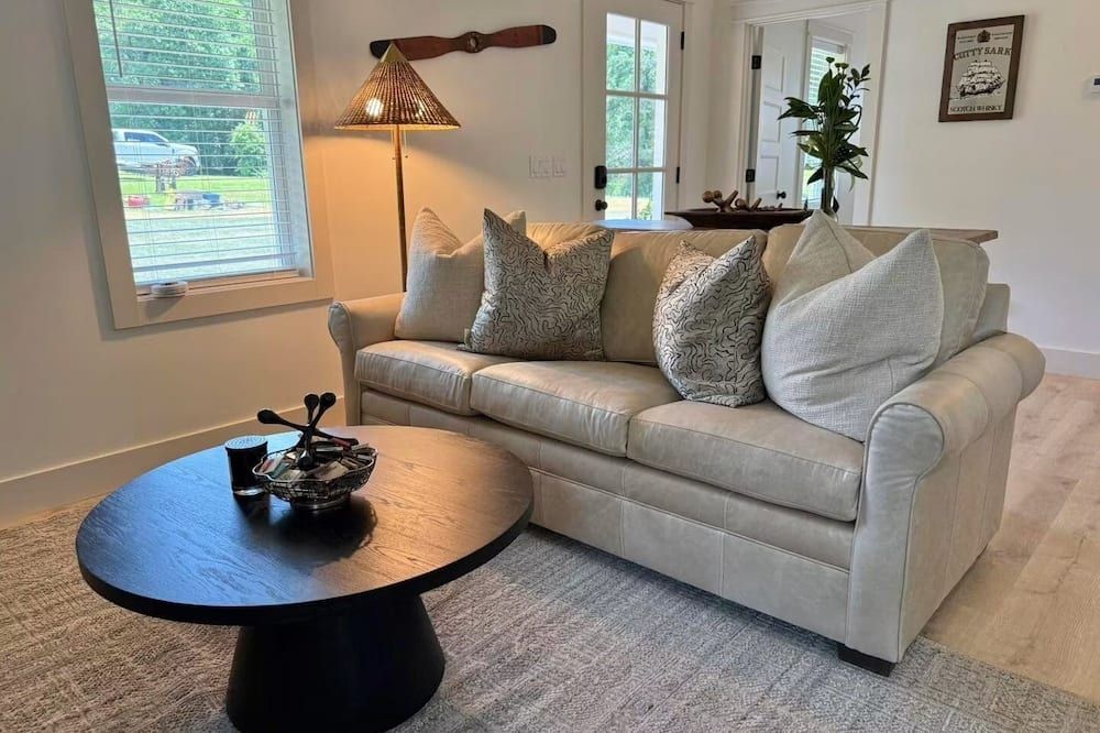 Where Historic Charm Meets Comfortable Cottage Stays at The Oak in Mississippi