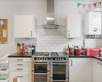 Manacles - Spacious flat near beach with sea views & parking - Falmouth - Kitchen