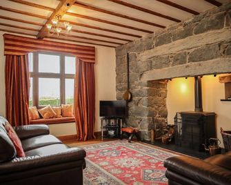 FARM WING - a house that sleeps 4 guests in 2 bedrooms - Pwllheli - Living room