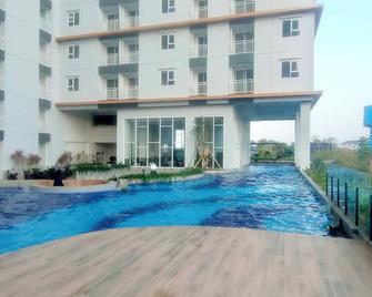 Best Deal and Restful Studio Apartment Suncity Residence By Travelio - Sidoarjo - Pool