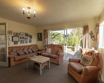Classic Kiwi Bach Southbay - Kaikoura - Living room