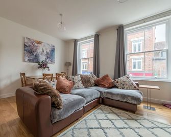 Elegant Central Henley Apartment - Henley-on-Thames - Living room
