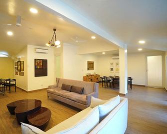 5BR Mulberry Farm with private pool, Open-Air Jacuzzi and Eco-friend Practices - Manesar - Sala de estar