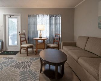 Liberty hill Executive Inn - Zephyrhills - Obývací pokoj