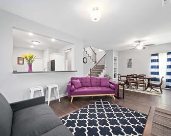 Minutes from Downtown - The Comfy Navy Nestler - Clarksville - Living room