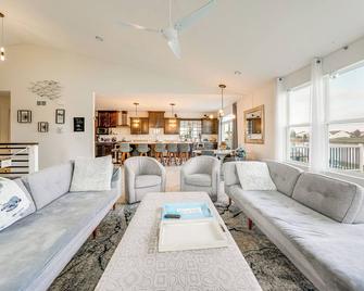 Spacious Waterfront Yorkville Getaway with Yard - Yorkville - Living room
