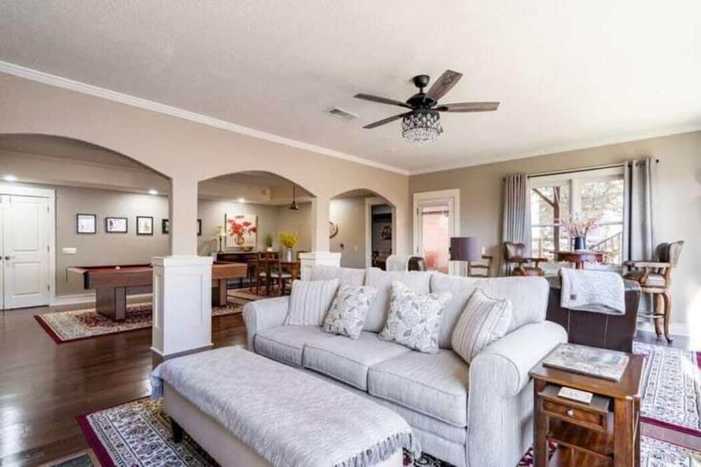 King Bed, Pool Table & Movie Theatre - Pet Friendly! - Canton - Huiskamer