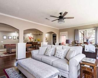 King Bed, Pool Table & Movie Theatre - Pet Friendly! - Canton - Вітальня