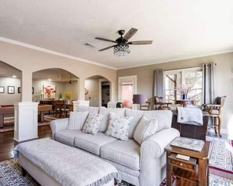 King Bed, Pool Table & Movie Theatre - Pet Friendly! - Canton - Huiskamer