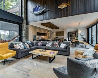 Incredible Modern 6 bdrm, 5 bath Open-Concept Cottage on Lovely Lake of Bays! - Bondi Village - Lounge