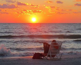 Bayfront 2 Bedroom with Private Dock and Beach Access Riley's Retreat - Treasure Island - Playa