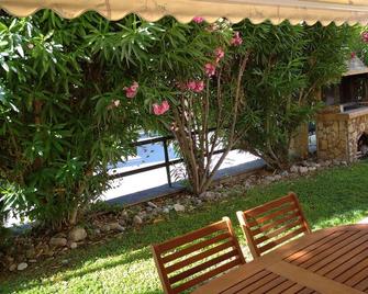 Spacious two room apartment with patio, 5 min walk from the beach - Skala Fourkas - Patio