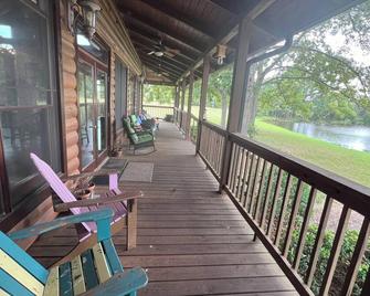 Lodge on the lake inside a family farm 2 or 5 bedroom - Pine Mountain - Balkon