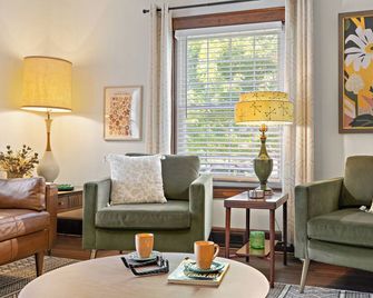 L2 - 5BR Fall Retreat Fire Pit, Fenced Yard, 1 Mile to Lake Michigan Beach - Muskegon - Wohnzimmer