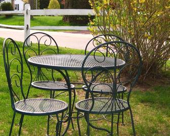 Cute Cottage Apartment Near town, beaches and vineyards (WBH) - Southold - Patio