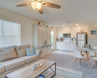 12 Mi to Reno Hot Tub Haven in Sparks! - Sparks - Living room