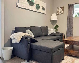 Cozy Retreat with Netflix & Work Desk - Fort Erie - Living room
